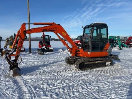 Case CX50 kaivinkone kallistajalla